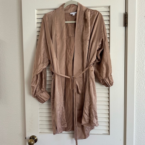 Lunya Short Washable Silk Robe (sold out color) - Picture 6 of 12